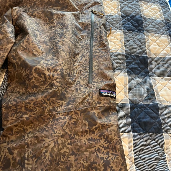 Patagonia Camouflage Snow/Ski Pants with Olive Tones - Picture 5 of 9